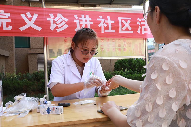 聯(lián)興金友物業(yè)“醫(yī)養(yǎng)康服務(wù)標準建設(shè)”義診進社區(qū)