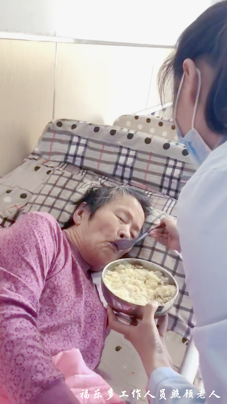 聯興福樂多失能老人護理贏贊譽 家屬送錦旗表謝意